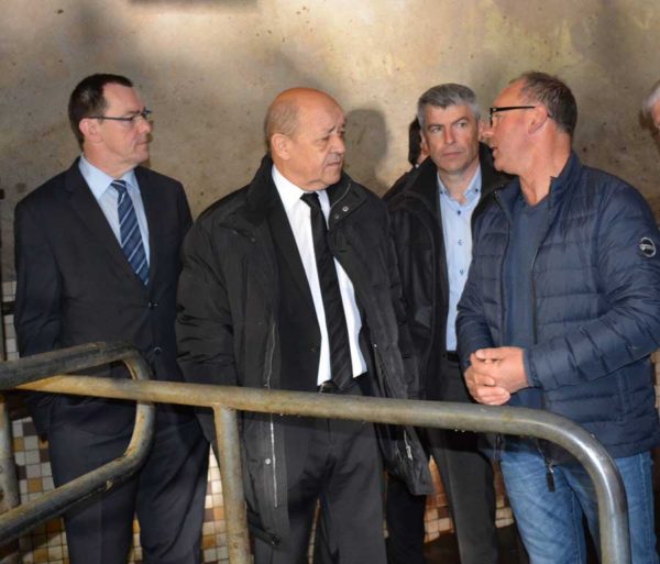 De droite à gauche : Jean-Paul Ronsin, agriculteur à Bédée (35), Olivier Allain, vice-président du Conseil régional en charge de l’agriculture, et Jean-Yves Le Drian, président de la Région Bretagne et ministre de la Défense.