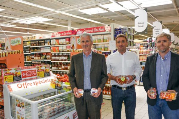 De gauche à droite : Guy le Bars, président d’Even, Yann Menguy, directeur  du centre Leclerc du Relecq-Kerhuon et Pierre-Yves Jestin, président de Saveol.