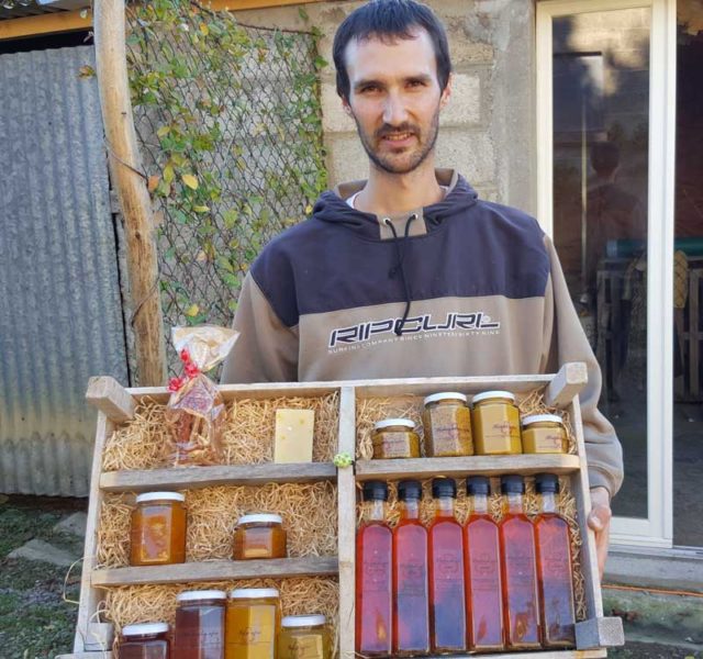 Alexandre Laverty présente les produits à base de Safran produits en partie à la ferme.