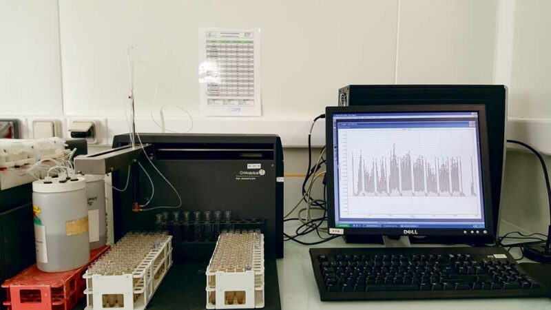 En laboratoire, le dosage de l’azote minéral se réalise, après extraction à l’aide d’une solution de chlorure de potassium, par spectrophotocolorimétrie automatique sur une chaîne à flux continue. 