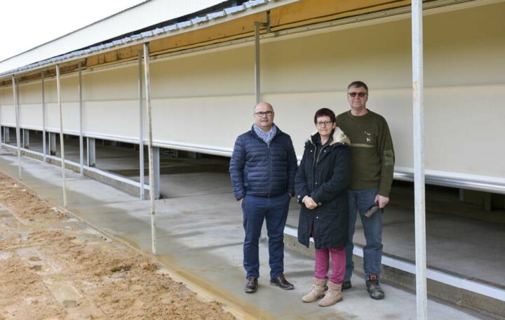 De g. à dr. : Alain Carrée, commercial volaille Sanders Bretagne ; Élisabeth et Patrick Hamon, éleveurs de pondeuses à Saint-Martin-des-Prés (22).