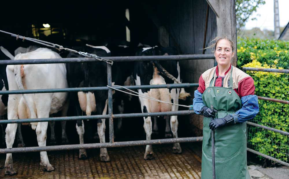 Pour Nadia, les gants de traite font partie intégrante de sa stratégie d’hygiène et d’amélioration de la qualité du lait. - Illustration « Je trais avec des gants »