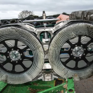 Les deux brosses rotatives de la laveuse sont activées par la pression de l’eau.