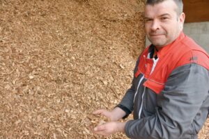 Benoît Riou chauffe écologiquement ses bâtiments avec du bois déchiqueté. 