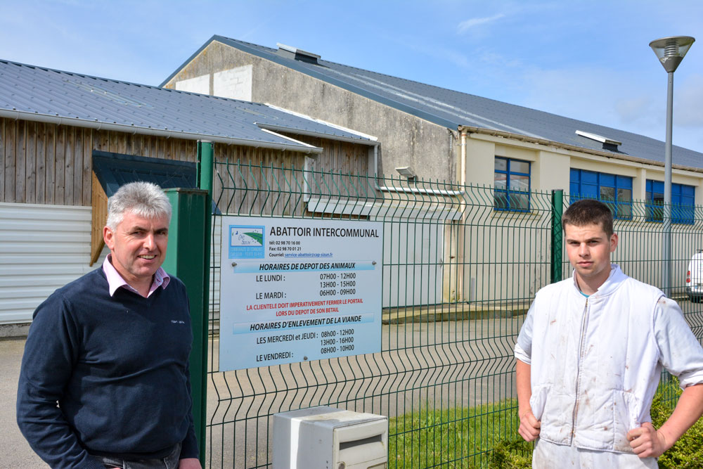 brendan-le-bour-boucher-abattoir-philippe-lannou-directeur, - Illustration Un abattoir public local pour le Cap Sizun