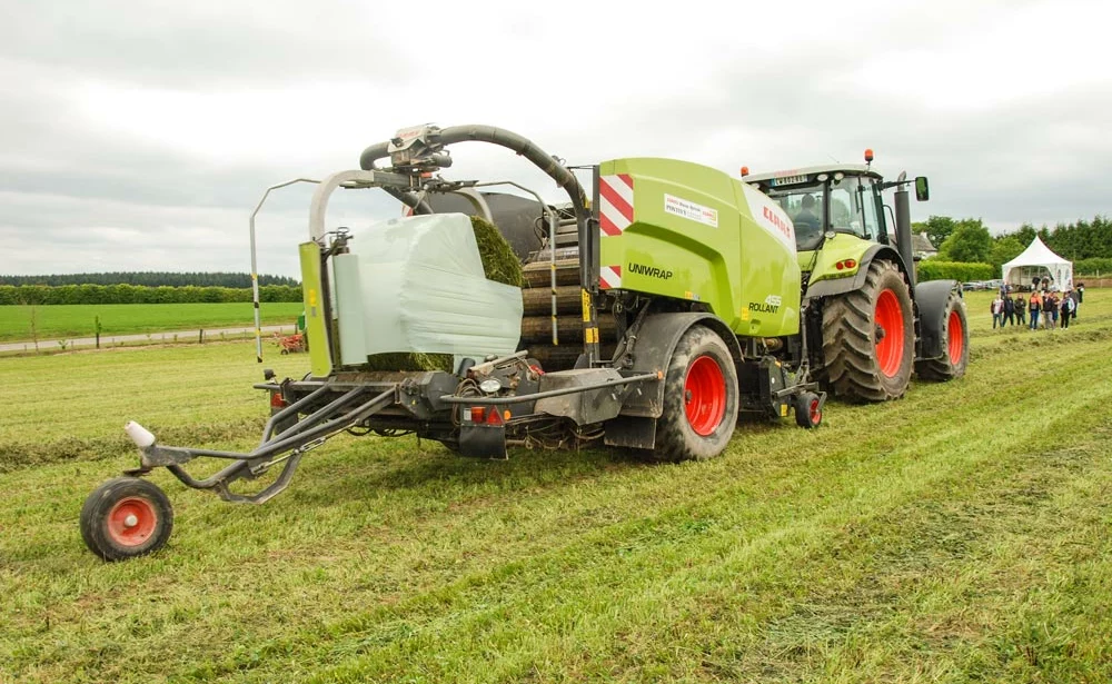 combine-round-enrubanneuse - Illustration Laisser le moins possible de feuilles au champ de légumes