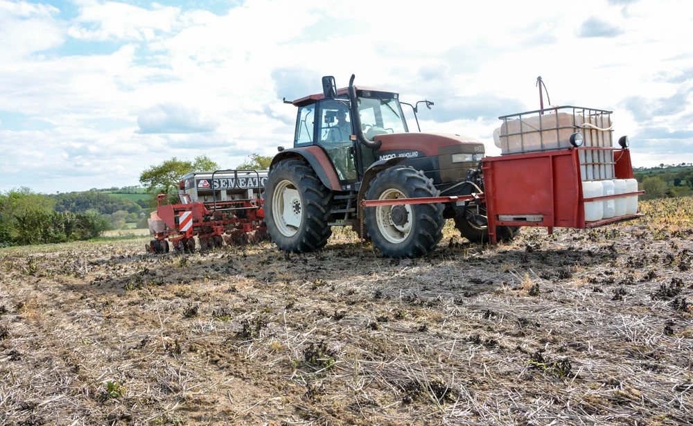 tracteur-semis-mais - Illustration Comprendre son sol pour semer le maïs en direct