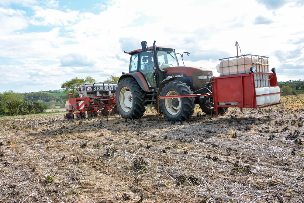 tracteur-semis-mais - Illustration Comprendre son sol pour semer le maïs en direct
