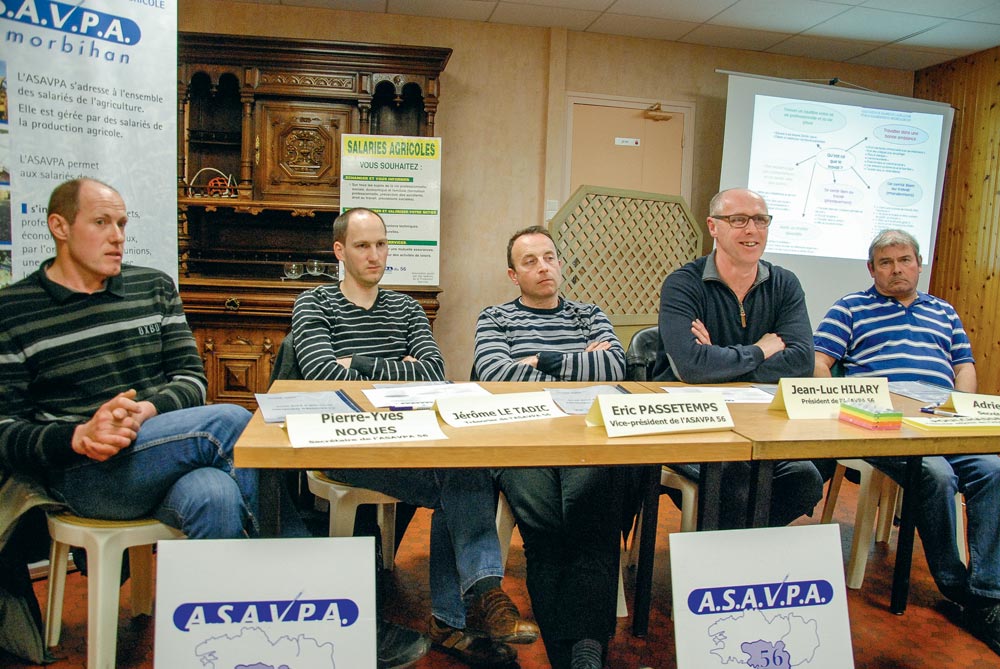 Pierre-Yves Nogues, secrétaire de l’Asavpa 56 ; Jérôme Le Tadic, trésorier ; Éric Passetemps, vice-président ; Jean-Luc Hilary, président ; Adrien Audic, secrétaire adjoint. - Illustration Un tiers de notre vie passé au travail