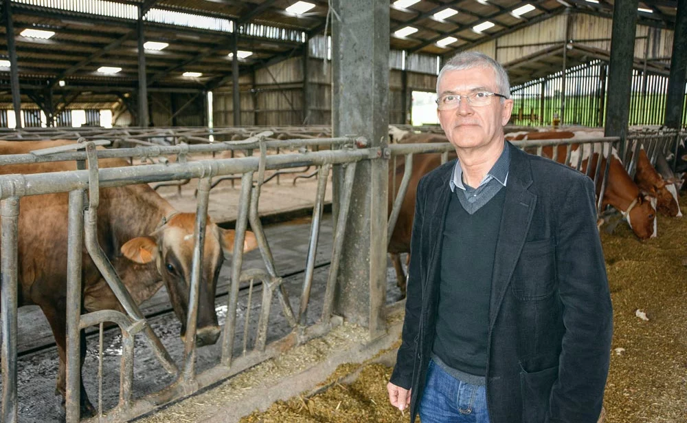 Bernard Lannes, président national de la Coordination rurale, lors de sa visite finistérienne au Cloître-Pleyben, chez Pascal et Bruno Demeuré. - Illustration « Croire en l’export des produits laitiers est suicidaire »