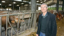 Bernard Lannes, président national de la Coordination rurale, lors de sa visite finistérienne au Cloître-Pleyben, chez Pascal et Bruno Demeuré.