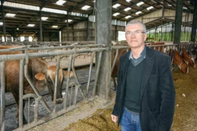 Bernard Lannes, président national de la Coordination rurale, lors de sa visite finistérienne au Cloître-Pleyben, chez Pascal et Bruno Demeuré.