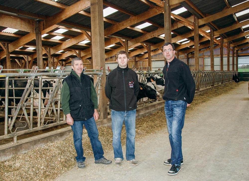 De gauche à droite : Patrick Sauvée, son fils Christophe, et son frère Didier, dans leur récente stabulation. - Illustration Santé des vaches et qualité du lait avec les fourrages déshydratés