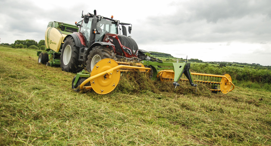 demonstration-machines-agricole-krone-veltra - Illustration Les outils de fenaison en démonstration