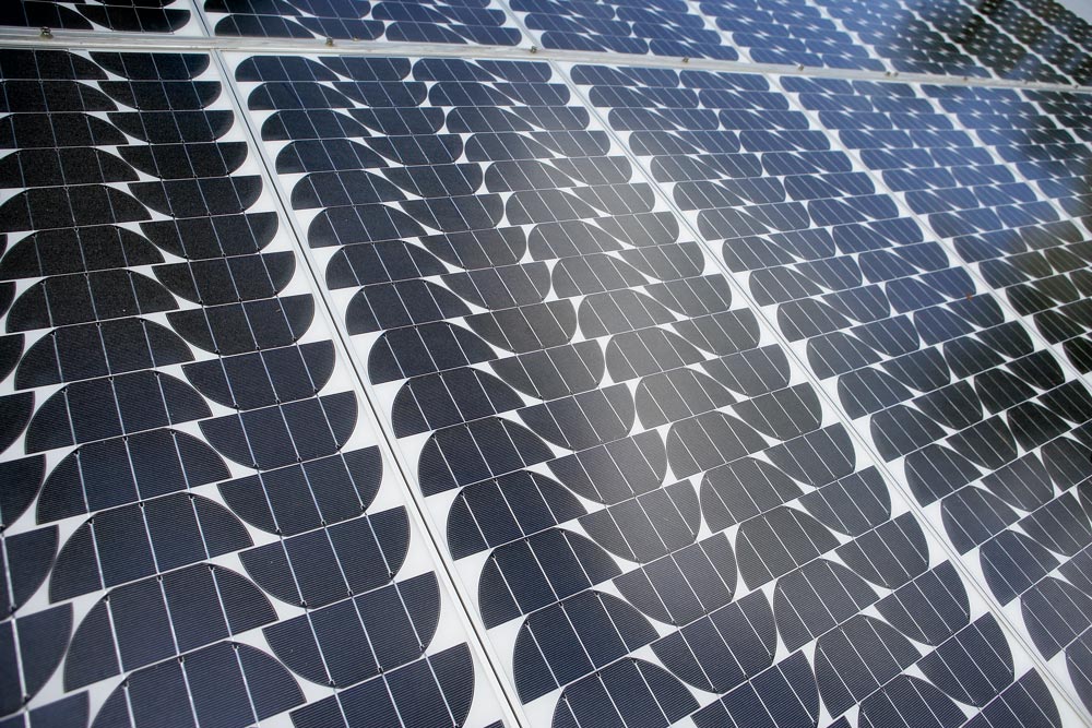 Malgré la fin des dispositifs d’aide, les particuliers peuvent investir dans une installation photovoltaïque, à condition de valider son intérêt économique. - Illustration De l’ombre sur le photovoltaïque ?