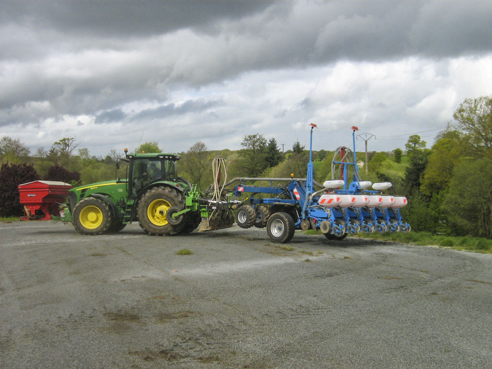 tracteur - Illustration Le semis direct de maïs pas encore dans les mœurs