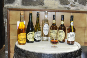 La gamme : cidres (fermiers de Fouesnant, Cornouaille AOC), pommeau de Bretagne (« seul apéritif en AOC »), lambig et bouteille translucide de Gwen