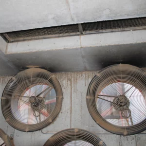 Vue de dessous d’un des deux échangeurs d’air et, devant, les quatre extracteurs du bâtiment qui débitent 28 000 m3/h chacun