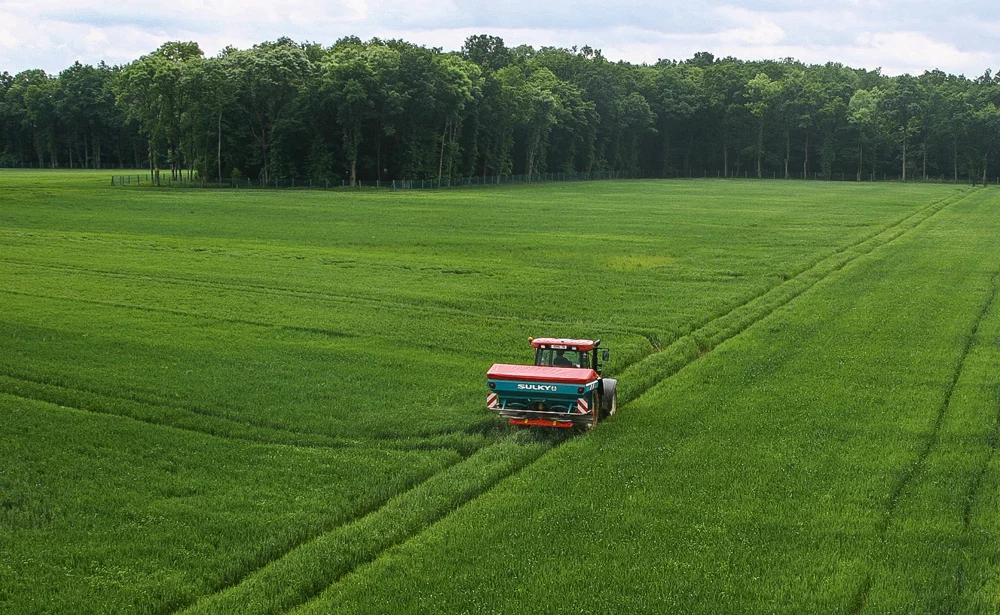 epandeur-engrais-cereale - Illustration Timac Agro accélère sa démarche de sensibilisation sur le phosphore