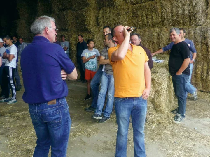 David Denoual, technicien cultures Triskalia, évalue le taux de sucre grâce à la lumière qui passe dans le réfractomètre. Il obtient un degré brix qui, en fonction des espèces, donne la teneur en sucres.