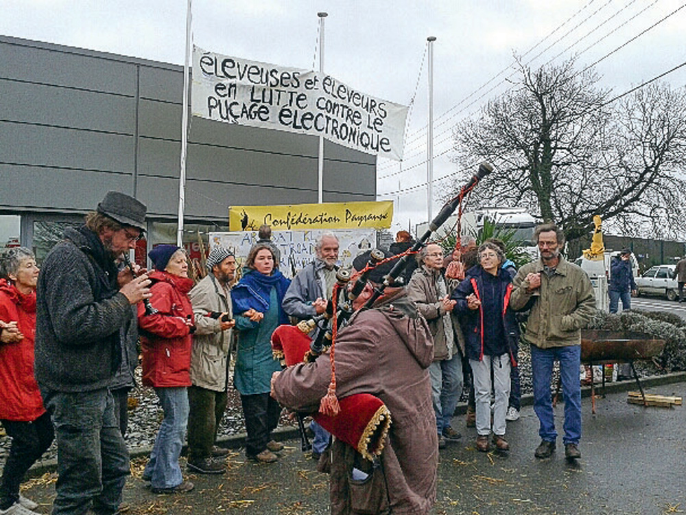 manifestation-confederation-paysanne-allflex-boucles-electroniques - Illustration La boucle électronique est une norme industrielle