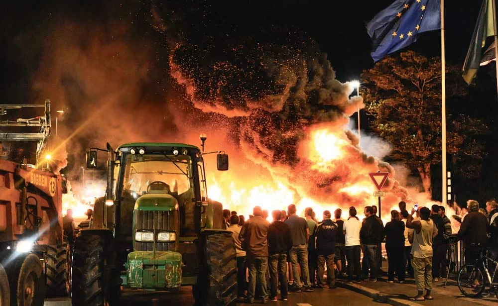 manifestation-nuit-detresse-Saint-Brieuc-feu-drapeau-europe - Illustration Pour en finir avec la crise du lait