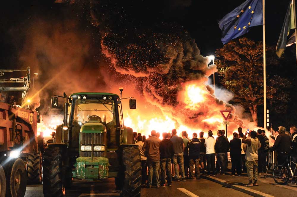 manifestation-nuit-detresse-Saint-Brieuc-feu-drapeau-europe