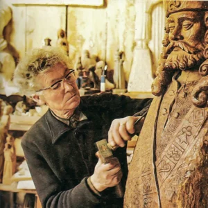 Eugène Aulnette sculptant Gradelon, roi de Cornouaille, qui aujourd’hui accueille les visiteurs dans le musée dédié à l’artiste.