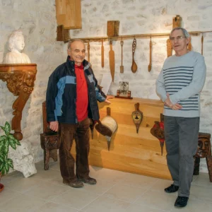 Gérard-Patrick Hirel (à droite), président de l’association AME (Amis du Musée d'Eugène), et André Roullet, le gendre d’Eugène Aulnette.