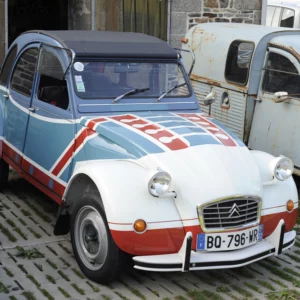 Voici une réplique de la 2CV « Basket » dessinée par un étudiant des Beaux-Arts et produite à seulement deux exemplaires à l'époque