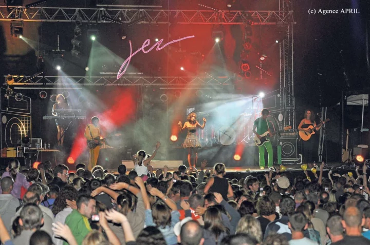 Jenifer sur la scène du Petit Village.