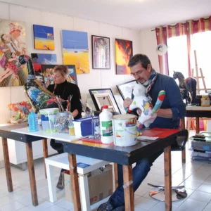 Il y a toujours plusieurs œuvres en cours dans l’atelier des artistes