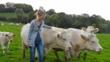 femme-agricultrice-vache
