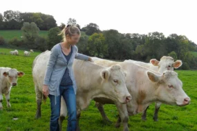 femme-agricultrice-vache
