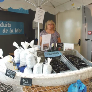 Marie-Jeanne Delaunay commercialise une partie des moules au sein du magasin de producteurs