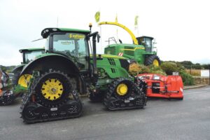 Les quatre chenilles indépendantes montées pour une bonne traction sur la banquise.