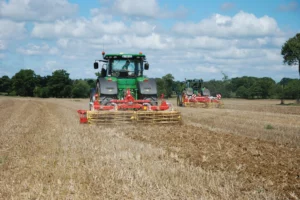 Les participants à la démonstration ont pu observer douze outils de déchaumage en action et constater le type de travail réalisé sur le sol selon les matériels.