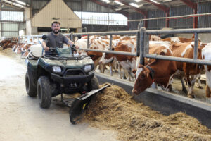 La ration est repoussée trois ou quatre fois par jour à l’aide d’une lame devant le quad