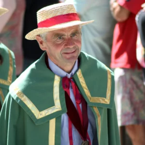 Tous les membres de la Confrérie de l’Artichaut revêtent lors des chapitres le canotier