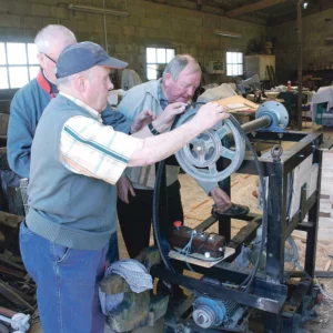 Dans le local de menuiserie de Jean-Claude Le Corre, agriculteur en retraite, c’est un peu l’ambiance « Maths sup »