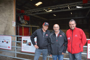 Bernard Yvinec, au centre, entouré de Patrick Beuzit, commercial et Fabien Lelievre, du Lely center