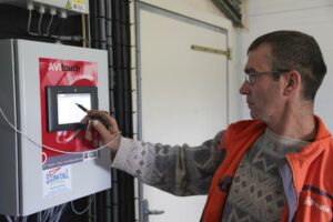 Pierre peut piloter les différents paramètres de son nouveau bâtiment grâce à cet écran tactile