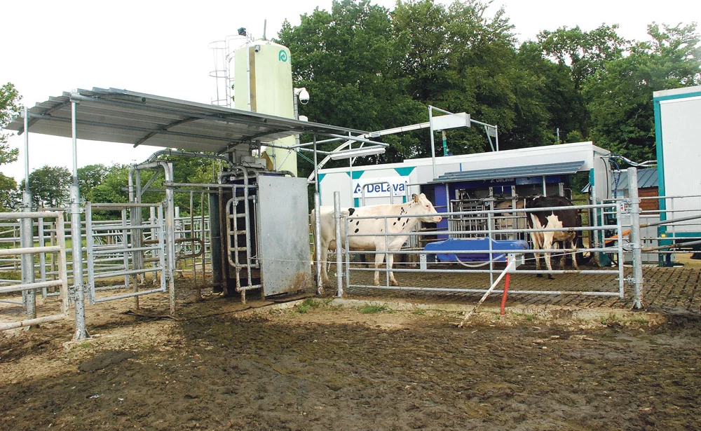 robot-traite-trevarez-vache-lait - Illustration Le robot prend la clé des champs