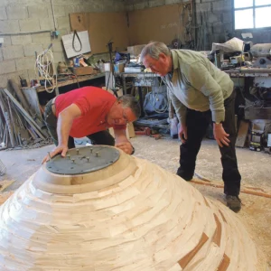 La coupe sera fixée sur le tour fabriqué spécialement pour recevoir cette très grande pièce de bois