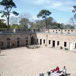 L’ancien fort militaire (1863) a été rénové pour y créer les Verreries de Bréhat