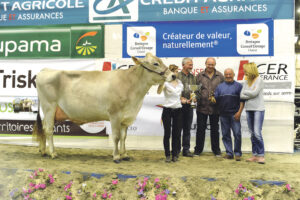 Félicia couronnée Grande championne