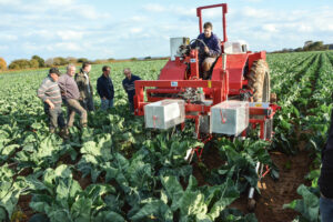 Par un procédé simple, la machine coud 1 hectare en 3 heures