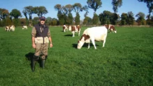 dominique-le-crom-lait-bio-trefle-mais-herbe-paturage