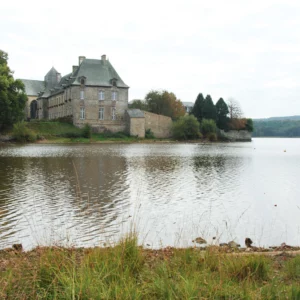 L’étang de Paimpont, au pied de l’abbaye, s’étend sur 50 ha