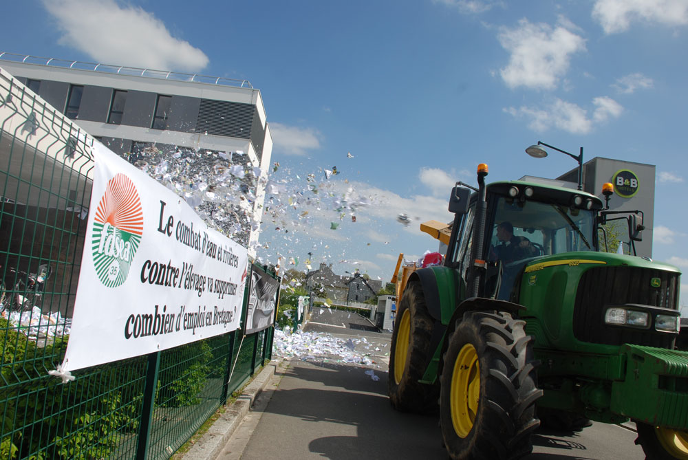 fdsea-35-dreal-agronomie-cereale-jeune-agriculteur-frsea-bassin-versant-fertilisation-reglementation-rennes - Illustration La Dréal recouverte de « paperasse »